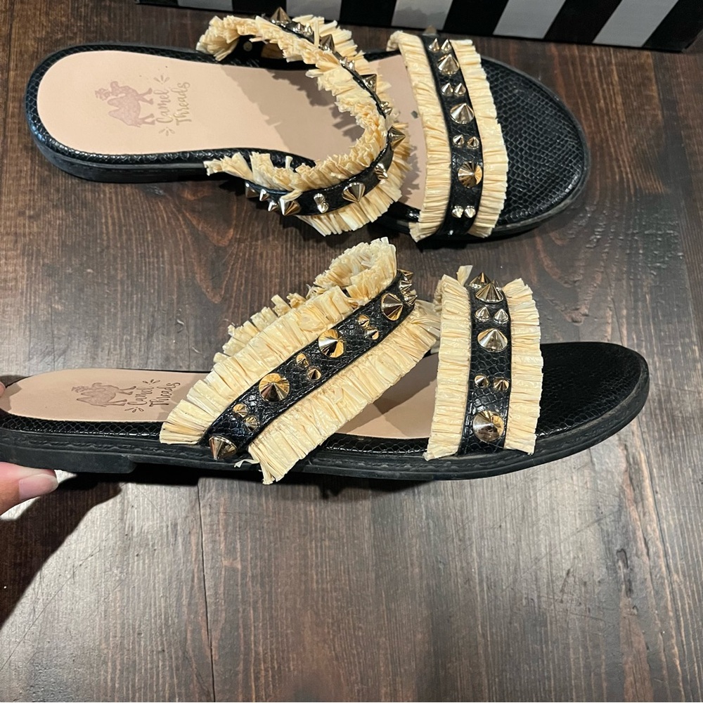 Camel Threads Slip On Sandal black and tan w gold accents size 8 - Picture 3 of 7